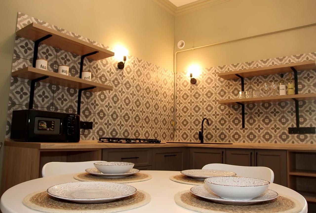 Apartment квітка на камені , старе місто, з окремим двориком *