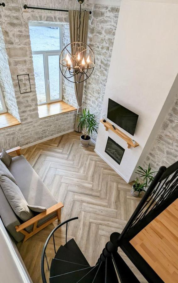 квітка на камені , старе місто, з окремим двориком * Kamianets-Podilskyi
