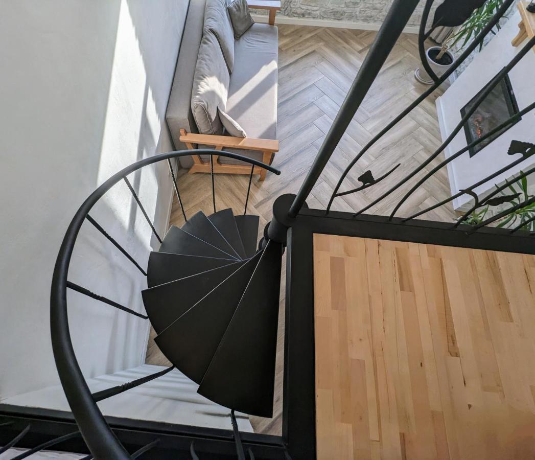 квітка на камені , старе місто, з окремим двориком Apartment Kamianets-Podilskyi