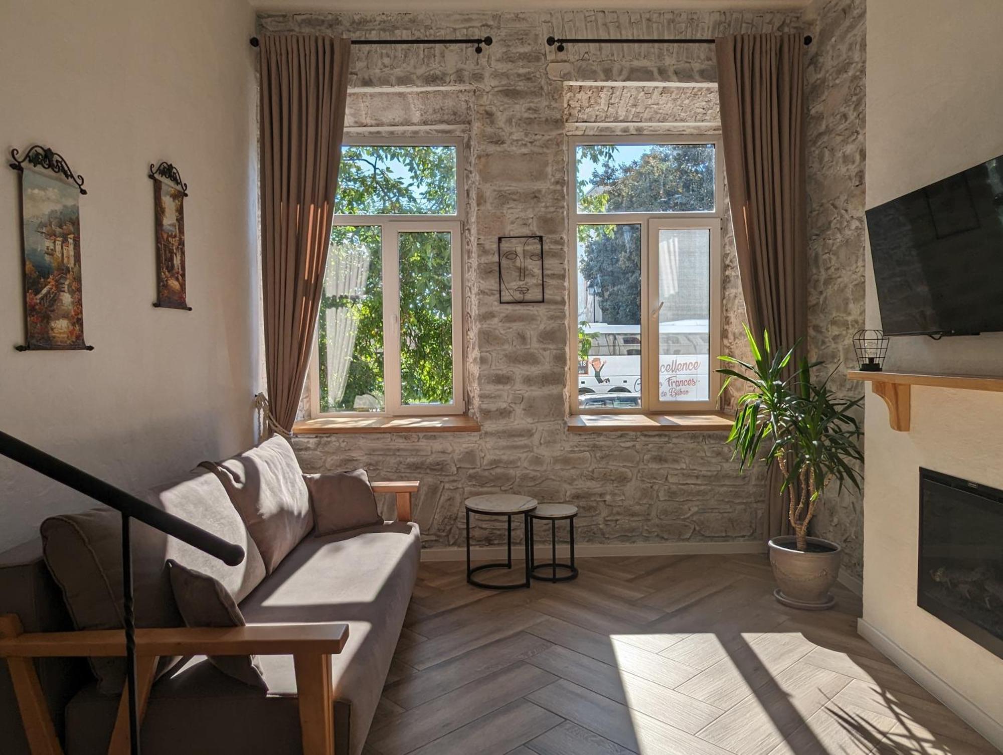 квітка на камені , старе місто, з окремим двориком Apartment Kamianets-Podilskyi